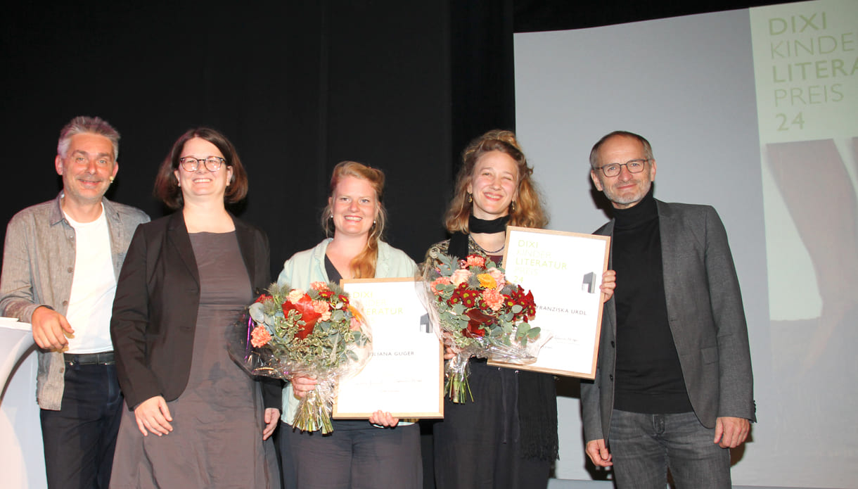 Gruppenfoto mit den beiden Preisträgerinnen - Juliana Guger (Mitte), Laura Franziska Urdl (2. von rechts) - sowie Moderator des Abends, Klaus Nowak (ganz links), neben ihm die Geschäftsführerin des Jugendliteratur-Institus, Stefanie Schlögl, udn ganz rechts Klaus Muik, Geschäftsführer des Preis-Sponsors Instantina (u.a. Dixi)