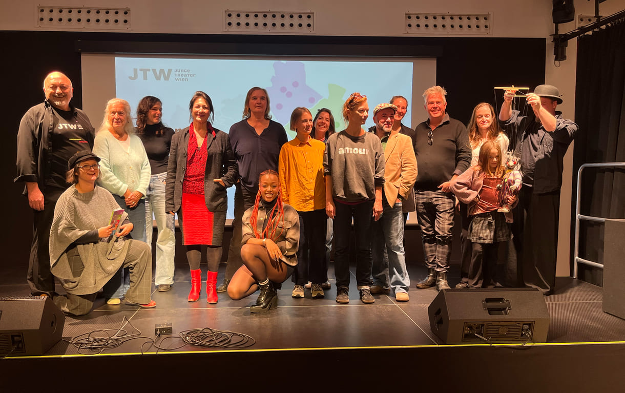 Großgruppenfoto der Mitwirkenden bei dem Mediengespräch in der VHS Großfeldsiedlung
