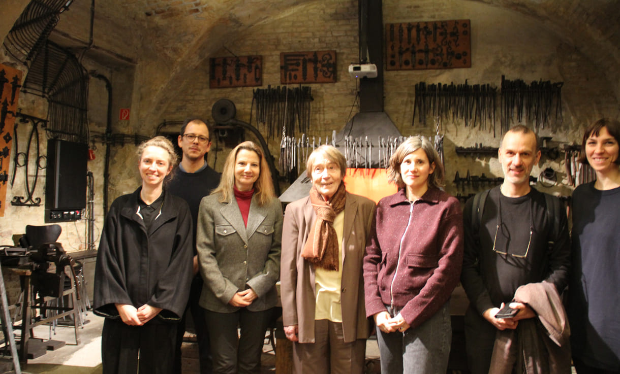 Gruppenfoto fast aller Vortragenden mit Renate Welsh (Mitte), mit deren Werk sie sich beschäftigten (von links nach rechts): Susanne Rettenwander, Fermin Suter, Susanne Blumesberger, Renate Welsh, Hanna Prandstätter, Michael Hammerschmid und Johanna Öttl von der Alten Schmiede; Julia Danielczyk hielt ihren Beitrag per Online-Video