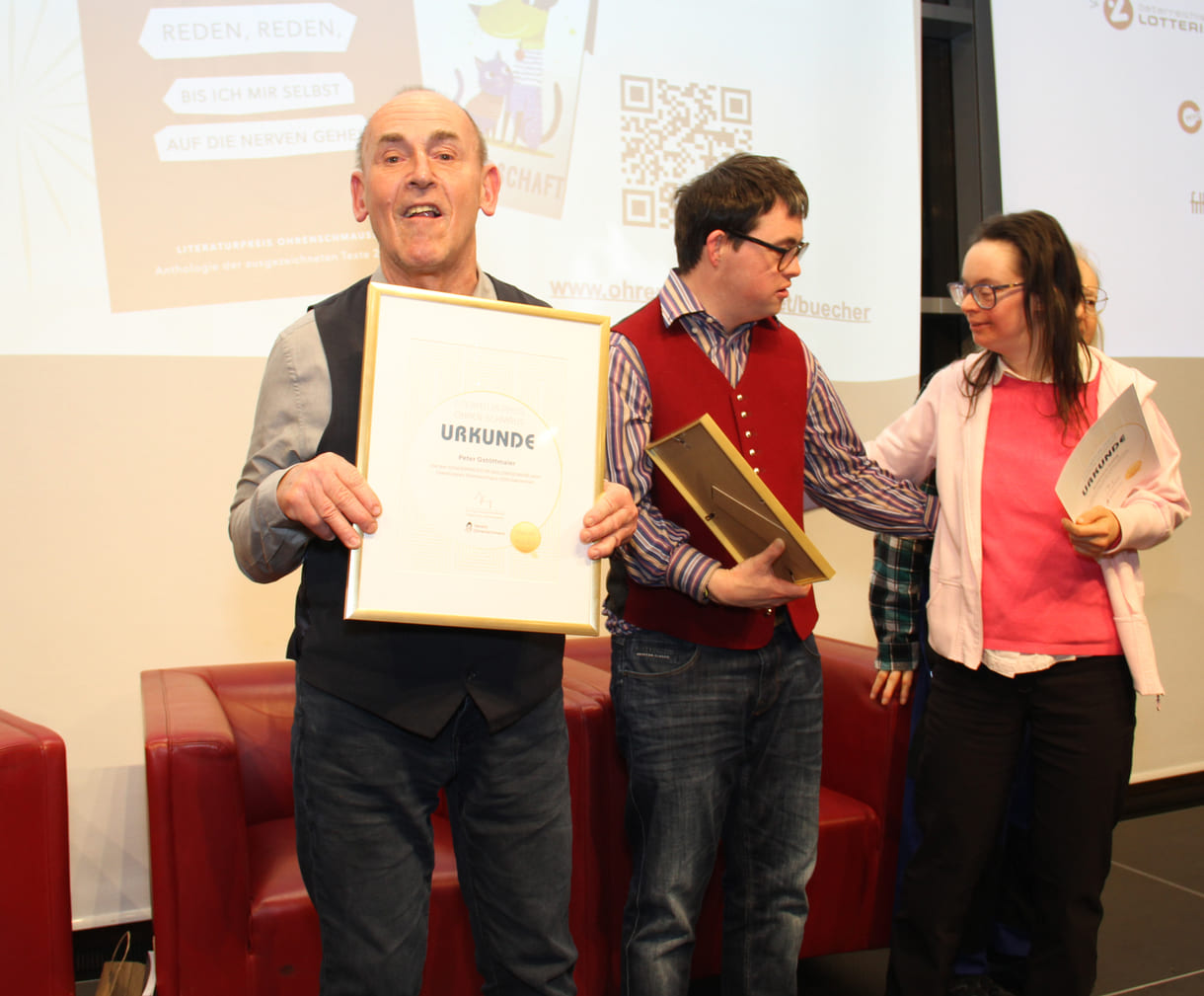 Lebenswerk-Preisträger Peter Gstöttmaier mit großer Urkunde