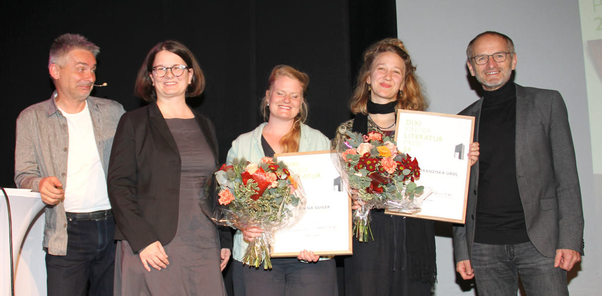 Gruppenfoto mit den beiden Preisträgerinnen - Juliana Guger (Mitte), Laura Franziska Urdl (2. von rechts) - sowie Moderator des Abends, Klaus Nowak (ganz links), neben ihm die Geschäftsführerin des Jugendliteratur-Institus, Stefanie Schlögl, udn ganz rechts Klaus Muik, Geschäftsführer des Preis-Sponsors Instantina (u.a. Dixi)