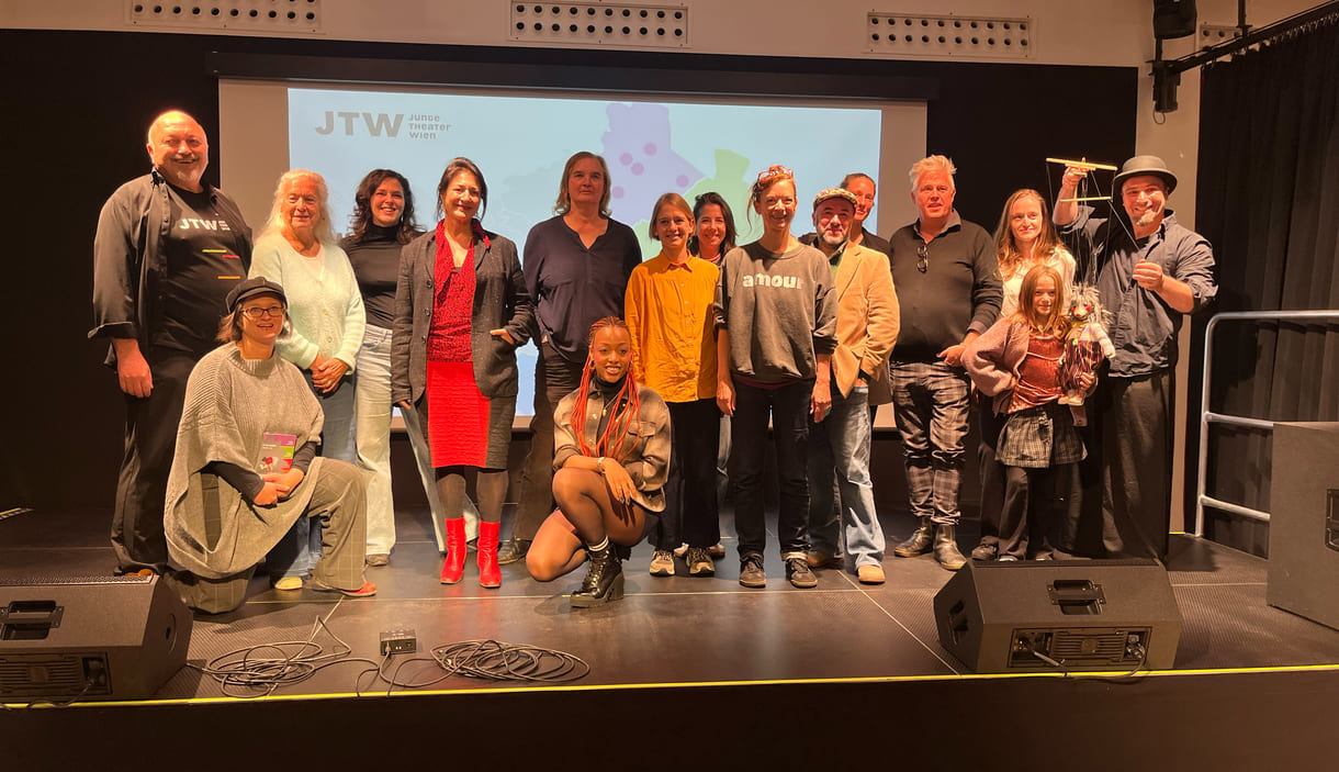 Großgruppenfoto der Mitwirkenden bei dem Mediengespräch in der VHS Großfeldsiedlung