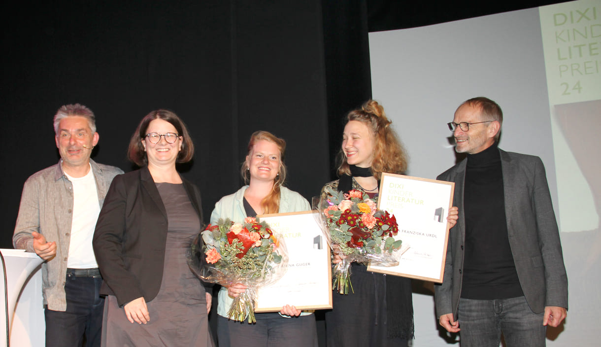 Gruppenfoto mit den beiden Preisträgerinnen - Juliana Guger (Mitte), Laura Franziska Urdl (2. von rechts) - sowie Moderator des Abends, Klaus Nowak (ganz links), neben ihm die Geschäftsführerin des Jugendliteratur-Institus, Stefanie Schlögl, udn ganz rechts Klaus Muik, Geschäftsführer des Preis-Sponsors Instantina (u.a. Dixi)