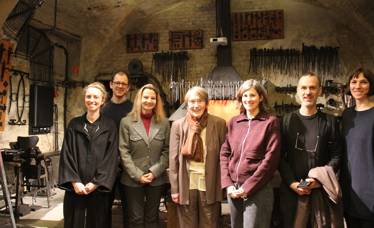 Gruppenfoto fast aller Vortragenden mit Renate Welsh (Mitte), mit deren Werk sie sich beschäftigten (von links nach rechts): Susanne Rettenwander, Fermin Suter, Susanne Blumesberger, Renate Welsh, Hanna Prandstätter, Michael Hammerschmid und Johanna Öttl von der Alten Schmiede; Julia Danielczyk hielt ihren Beitrag per Online-Video