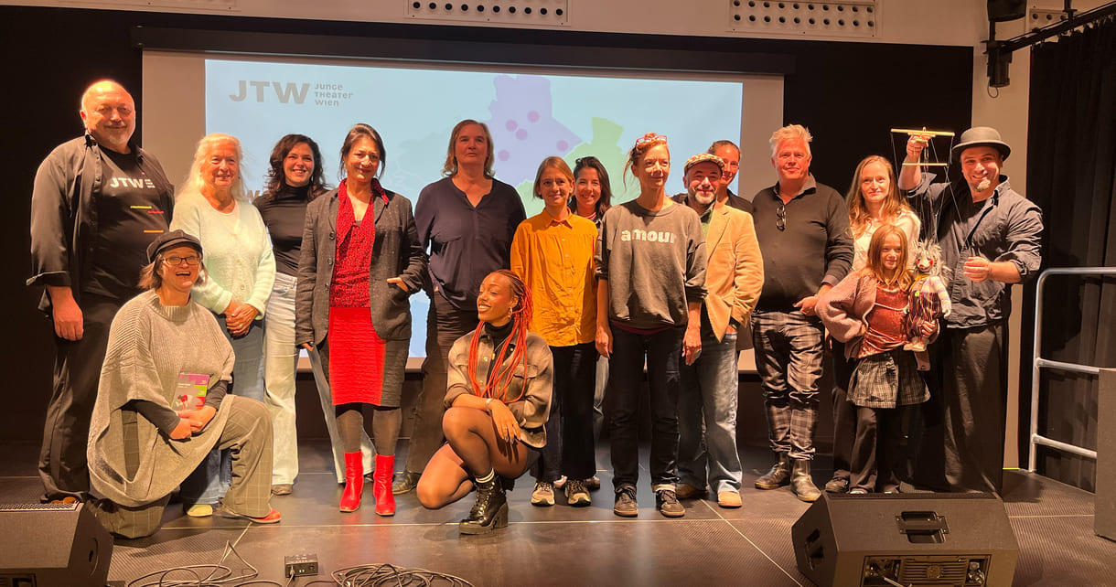 Großgruppenfoto der Mitwirkenden bei dem Mediengespräch in der VHS Großfeldsiedlung