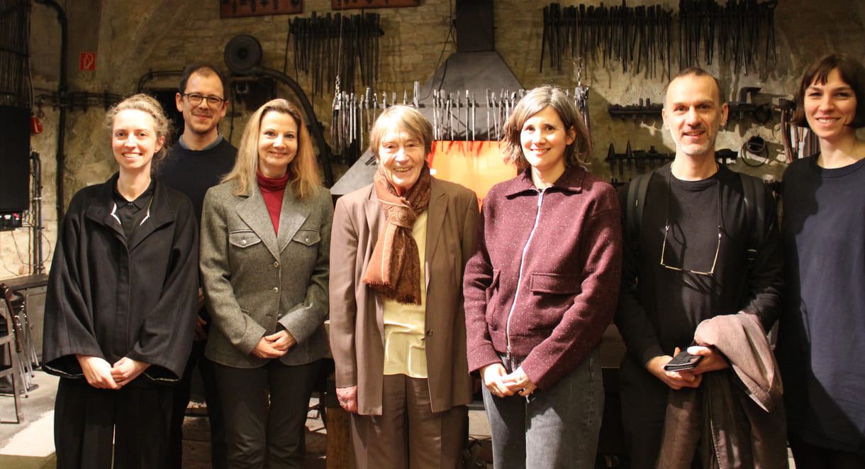 Gruppenfoto fast aller Vortragenden mit Renate Welsh (Mitte), mit deren Werk sie sich beschäftigten (von links nach rechts): Susanne Rettenwander, Fermin Suter, Susanne Blumesberger, Renate Welsh, Hanna Prandstätter, Michael Hammerschmid und Johanna Öttl von der Alten Schmiede; Julia Danielczyk hielt ihren Beitrag per Online-Video