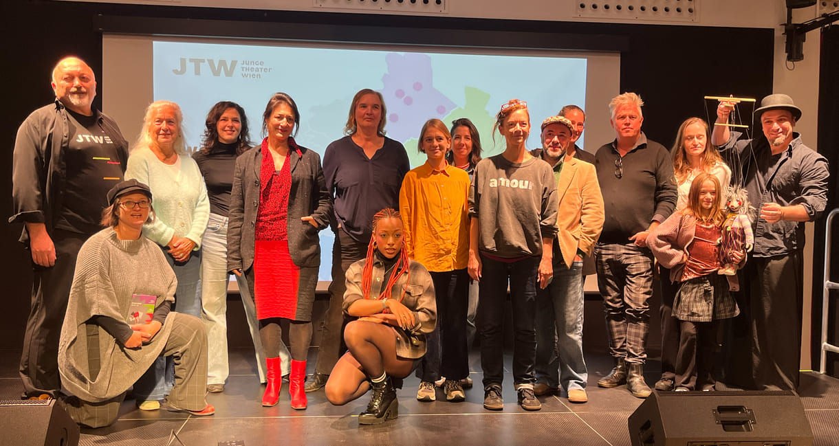 Großgruppenfoto der Mitwirkenden bei dem Mediengespräch in der VHS Großfeldsiedlung