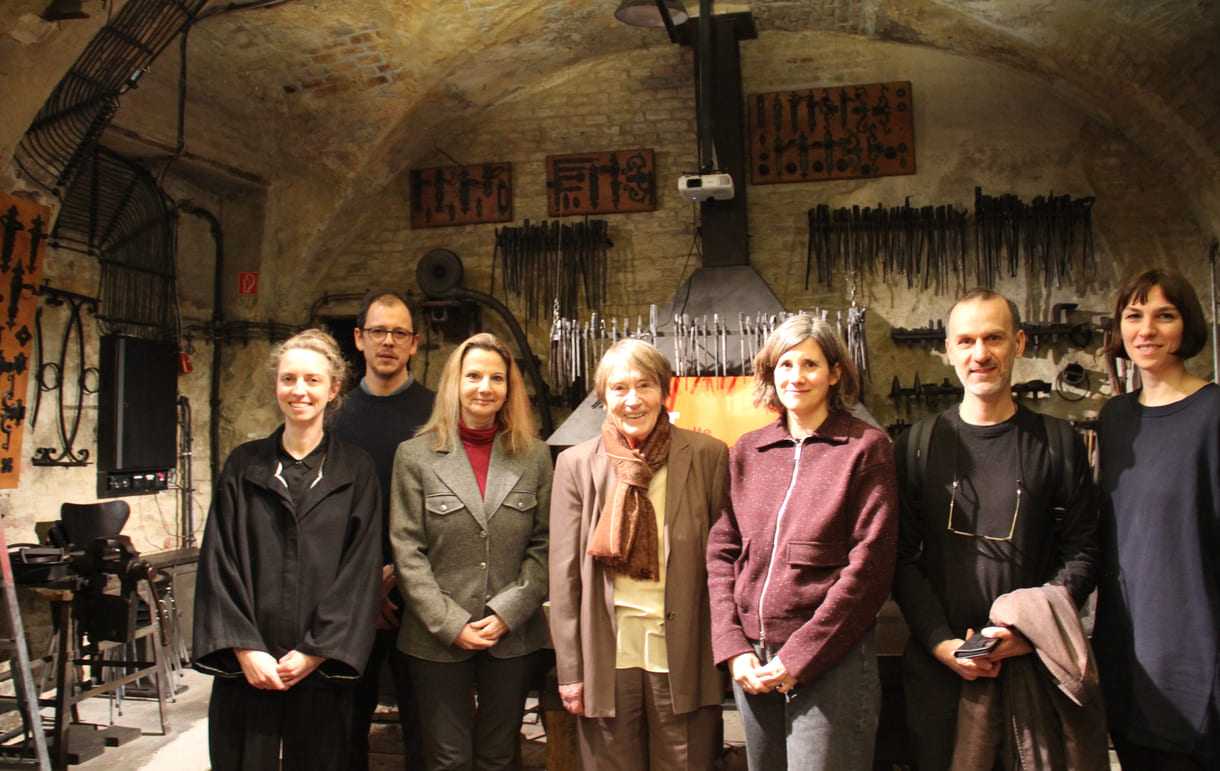 Gruppenfoto fast aller Vortragenden mit Renate Welsh (Mitte), mit deren Werk sie sich beschäftigten (von links nach rechts): Susanne Rettenwander, Fermin Suter, Susanne Blumesberger, Renate Welsh, Hanna Prandstätter, Michael Hammerschmid und Johanna Öttl von der Alten Schmiede; Julia Danielczyk hielt ihren Beitrag per Online-Video
