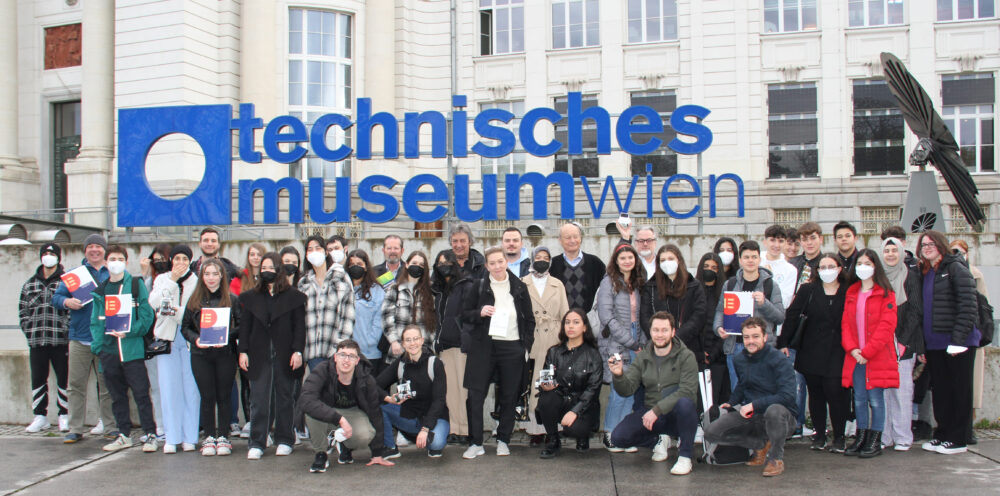 Großgruppenfoto vor dem Technischen Museum wien