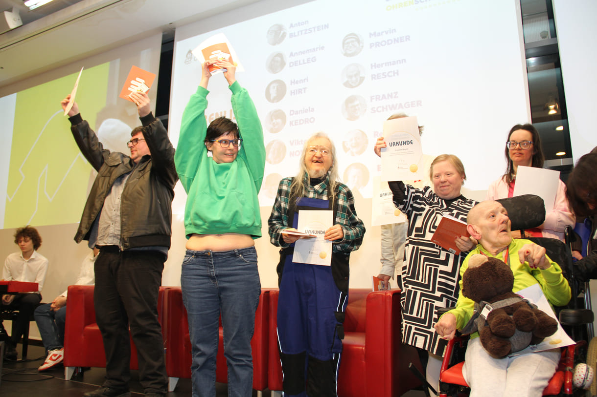 Gruppenfoto der anwesenden Ehrenlisten-Preisträger:innen