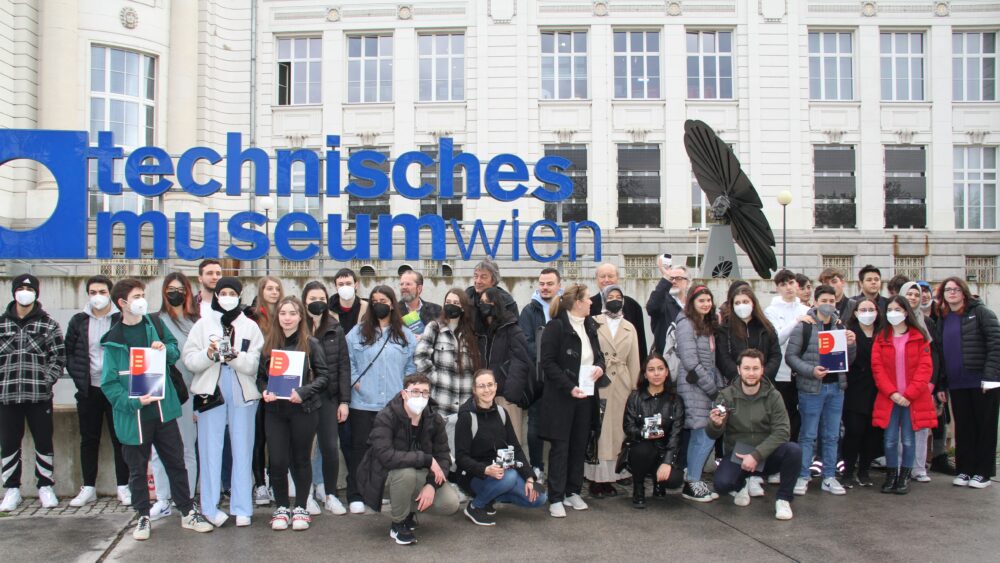 Großgruppenfoto vor dem Technischen Museum wien