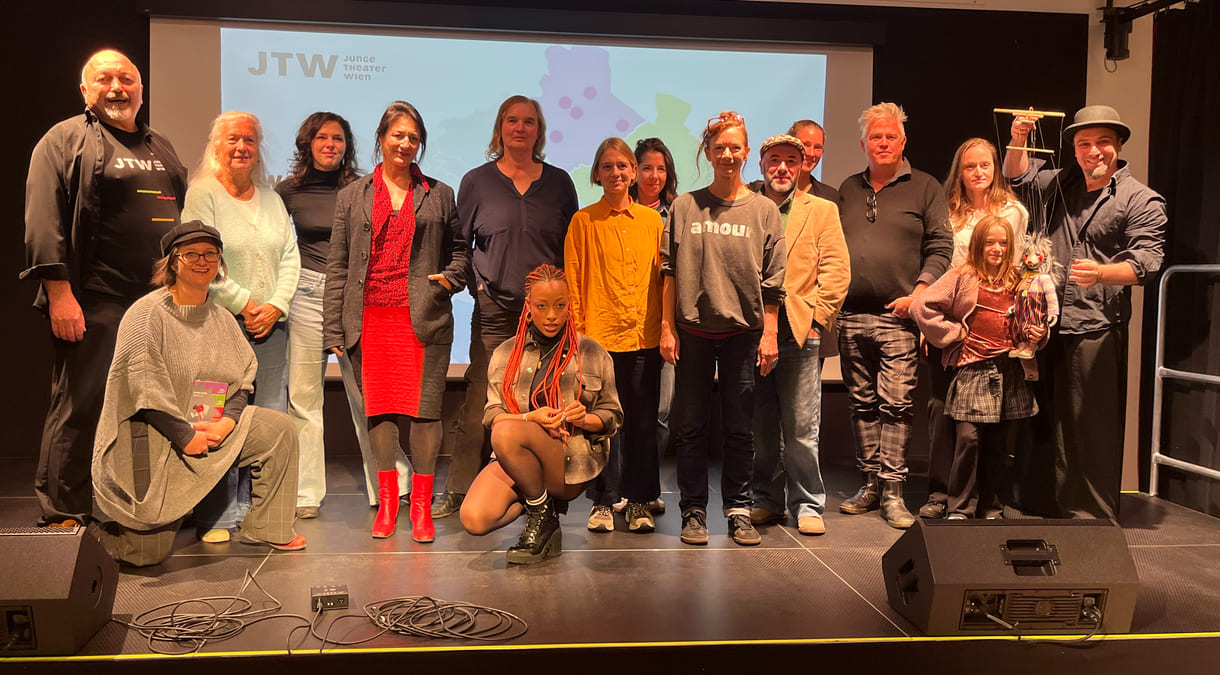 Großgruppenfoto der Mitwirkenden bei dem Mediengespräch in der VHS Großfeldsiedlung