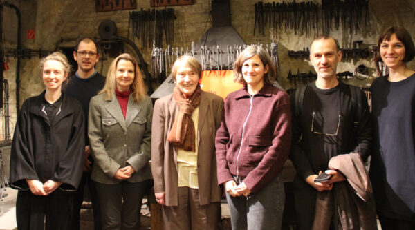 Gruppenfoto fast aller Vortragenden mit Renate Welsh (Mitte), mit deren Werk sie sich beschäftigten (von links nach rechts): Susanne Rettenwander, Fermin Suter, Susanne Blumesberger, Renate Welsh, Hanna Prandstätter, Michael Hammerschmid und Johanna Öttl von der Alten Schmiede; Julia Danielczyk hielt ihren Beitrag per Online-Video