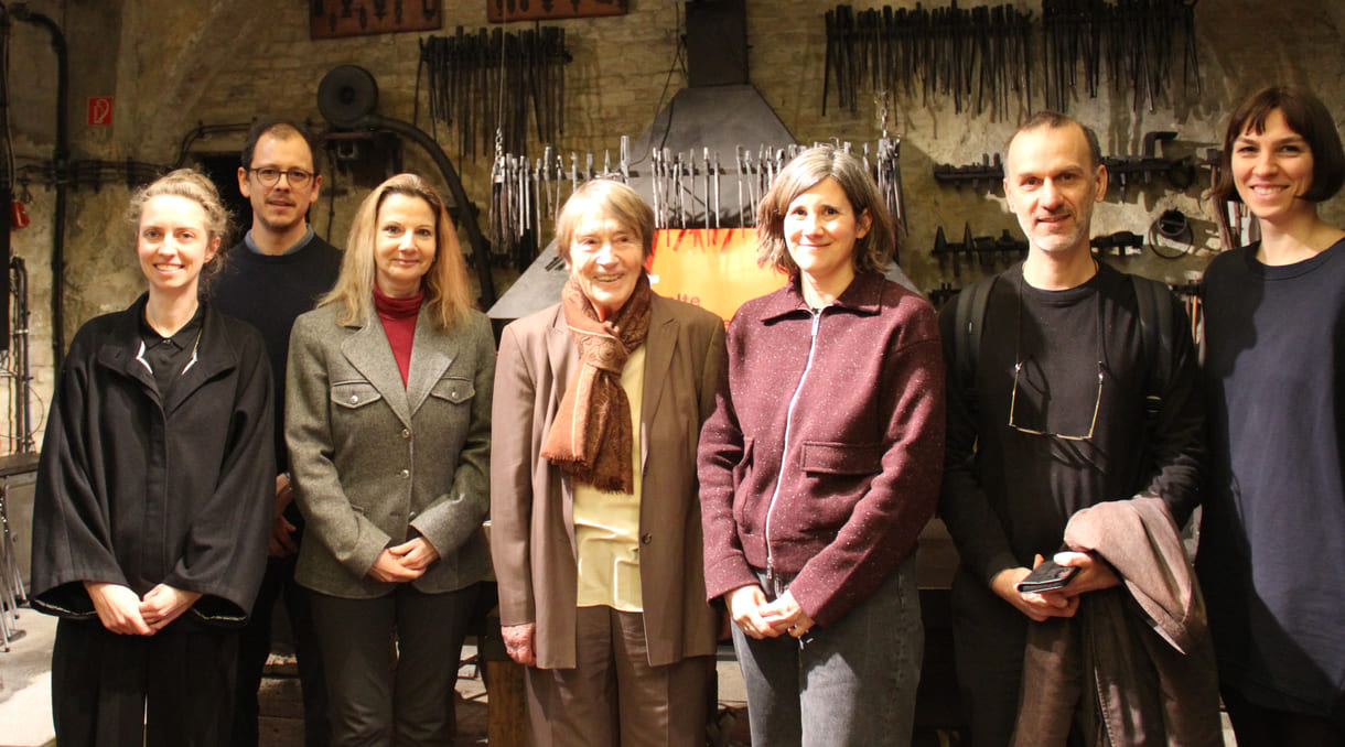 Gruppenfoto fast aller Vortragenden mit Renate Welsh (Mitte), mit deren Werk sie sich beschäftigten (von links nach rechts): Susanne Rettenwander, Fermin Suter, Susanne Blumesberger, Renate Welsh, Hanna Prandstätter, Michael Hammerschmid und Johanna Öttl von der Alten Schmiede; Julia Danielczyk hielt ihren Beitrag per Online-Video