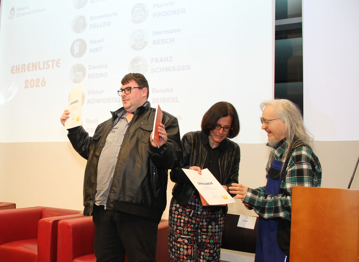 Urkunden werden an Preisträger:innen der Ehrenliste überreicht