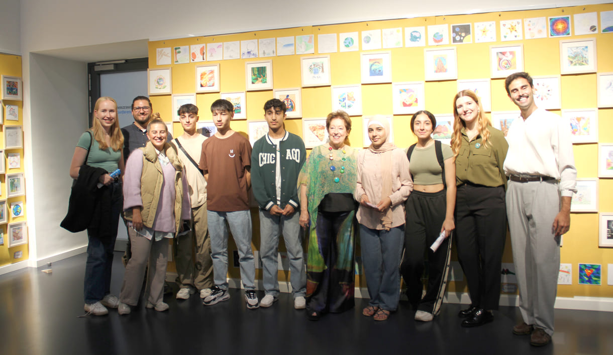 Gruppenfoto von Jugendlichen, die gemalt hatten mit breuenden Pädagoginnen, Organisator:innen und der Initiatorin von 