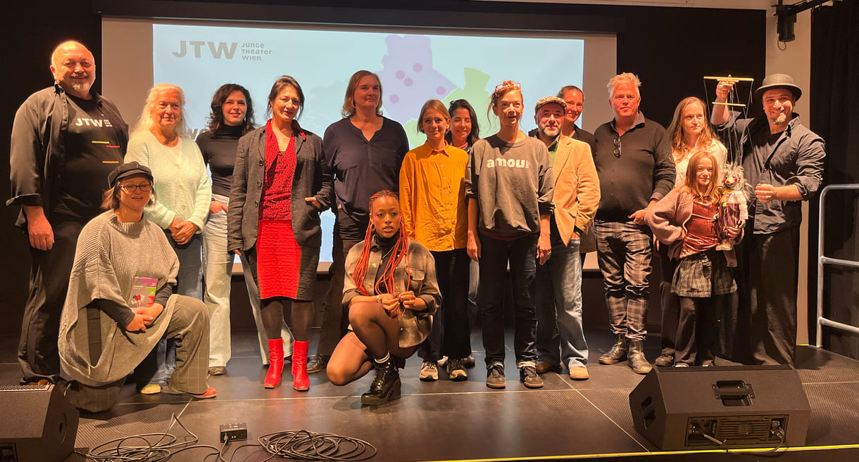 Großgruppenfoto der Mitwirkenden bei dem Mediengespräch in der VHS Großfeldsiedlung