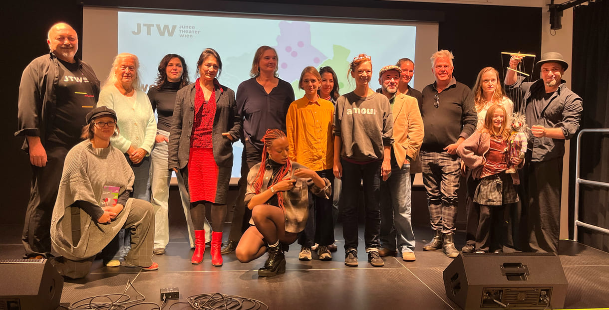 Großgruppenfoto der Mitwirkenden bei dem Mediengespräch in der VHS Großfeldsiedlung