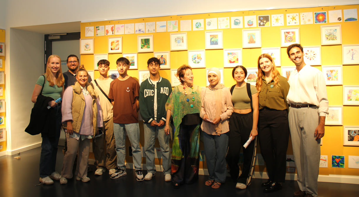 Gruppenfoto von Jugendlichen, die gemalt hatten mit breuenden Pädagoginnen, Organisator:innen und der Initiatorin von 