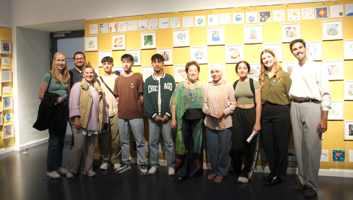 Gruppenfoto von Jugendlichen, die gemalt hatten mit breuenden Pädagoginnen, Organisator:innen und der Initiatorin von 