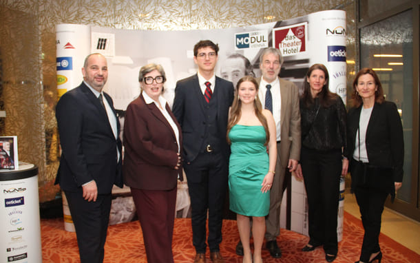 Modul-Fachvorstand Didier El-Senosy, Wirtschaftskammer-wien Bildungsmanagerin barbara Kluger-Schieder, moderierender Schüler Florian Aurelio Neumayr, seine Kollegin Cornelia Karl, Schuldirektor Werner Schnabl, Sandra Paulhart-Hebenstreit (Modul, Theaterhotel-Organisationsteam), Andrea Grundstein (Modul, Marketing-Team)