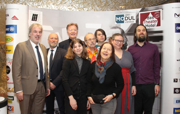 Gruppenfoto des Entwicklungshilfeklubs mit Schuldirektor, Hoteldirektor, Theaterhotel-Co-Initiator