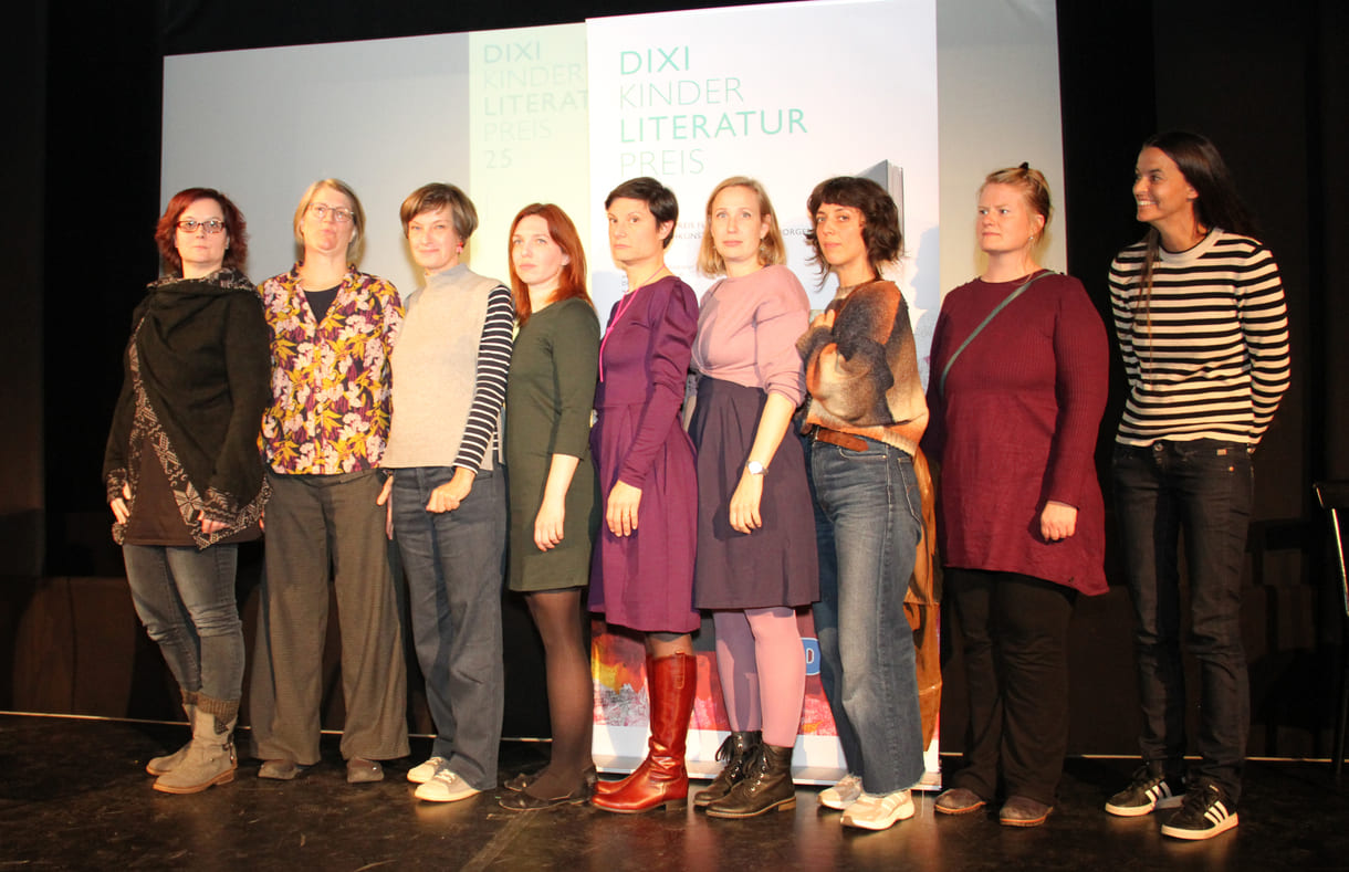 Gruppenfoto der anwesenden Preisträger:innen: Kathrin Steinberger (Text, 2003), Elisabeth Etz (Text, 2004), Leonora Leitl (Illustration, 2013), Katharina Fohringer-Hackl (Text, 2023), Lena Raubaum (Lyrik, 2016), Ella Kaspar (Text, 2021), Leonie Schlager (Illustration, 2019), Juliana Guger (Illustration, 2024), Anita Hetzenauer (Text, 2025)