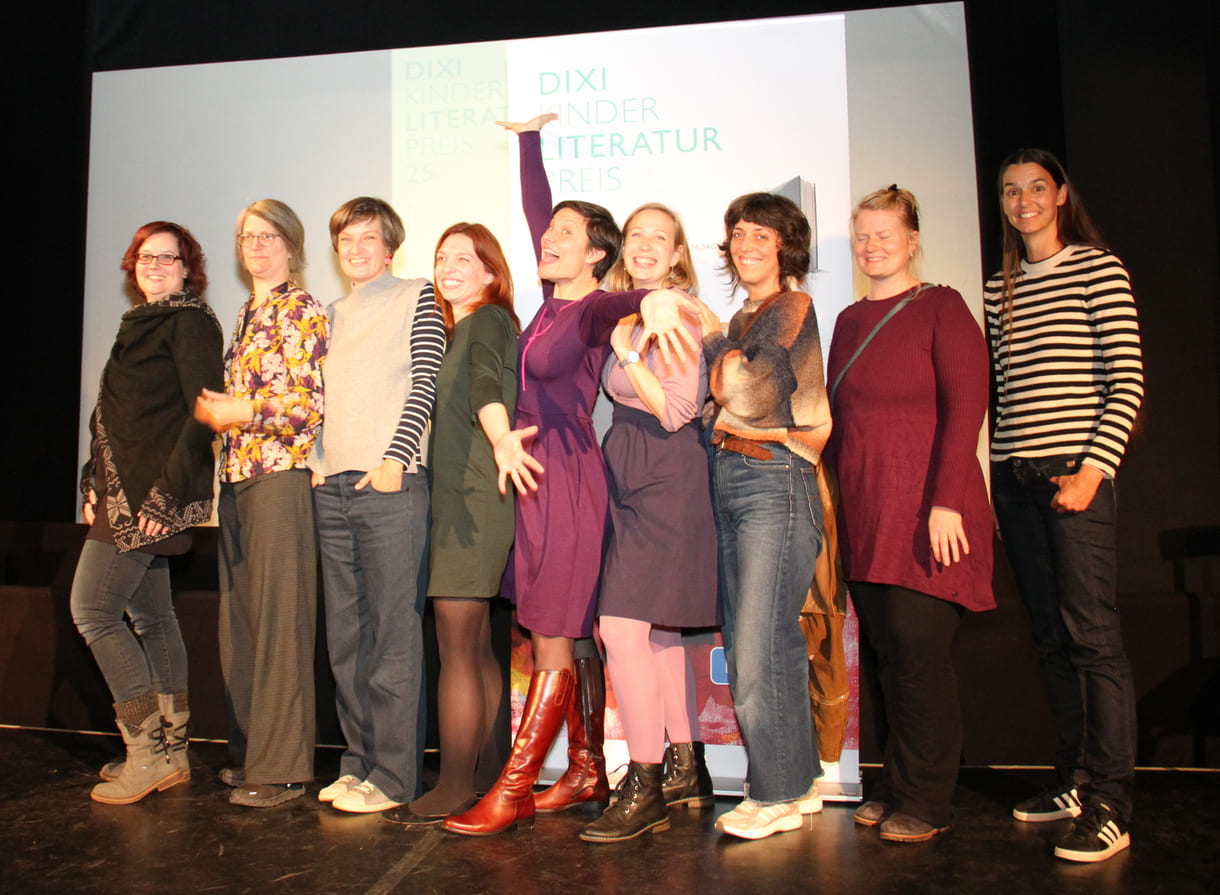 Gruppenfoto der anwesenden Preisträger:innen: Kathrin Steinberger (Text, 2003), Elisabeth Etz (Text, 2004), Leonora Leitl (Illustration, 2013), Katharina Fohringer-Hackl (Text, 2023), Lena Raubaum (Lyrik, 2016), Ella Kaspar (Text, 2021), Leonie Schlager (Illustration, 2019), Juliana Guger (Illustration, 2024), Anita Hetzenauer (Text, 2025)