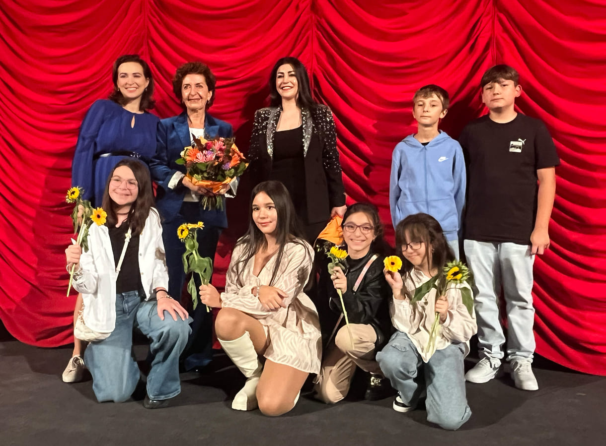 Gruppenfoto der bei der premiere anwesenden Kinder aus dem Film mit Lehrerin, Regisseurin und Justizministerin