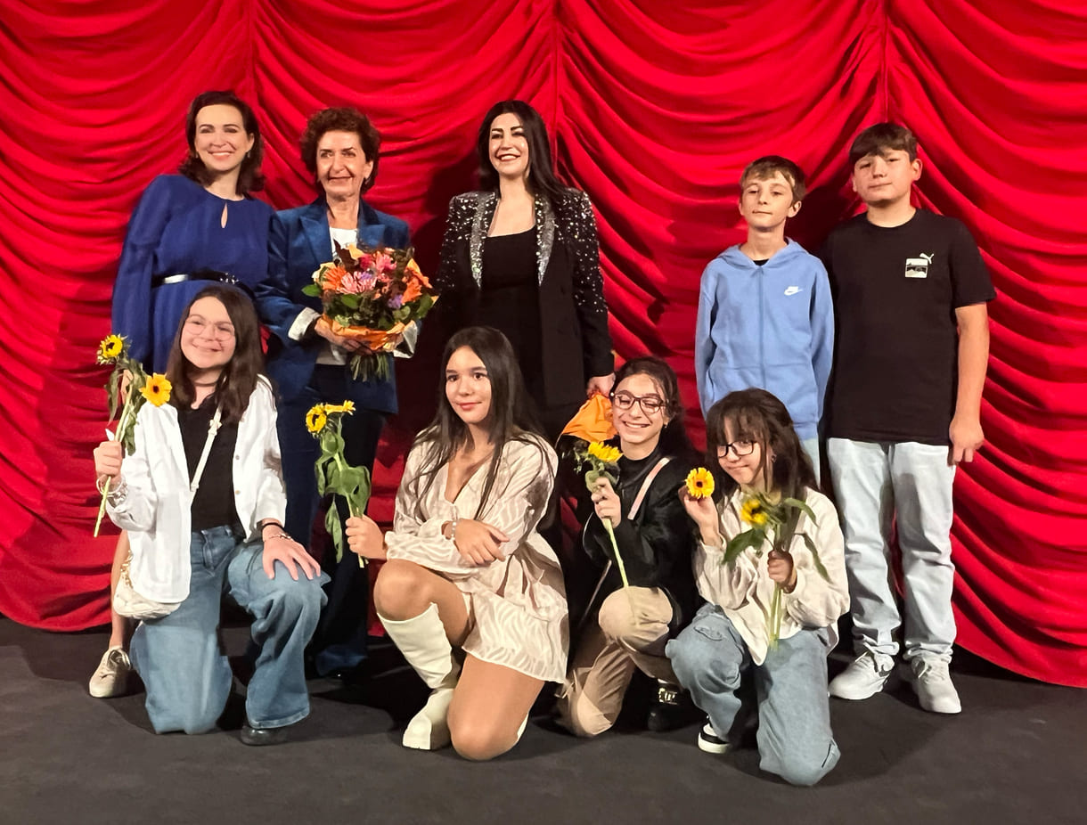 Gruppenfoto der bei der premiere anwesenden Kinder aus dem Film mit Lehrerin, Regisseurin und Justizministerin