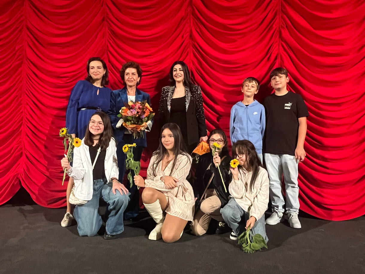 Gruppenfoto der bei der premiere anwesenden Kinder aus dem Film mit Lehrerin, Regisseurin und Justizministerin