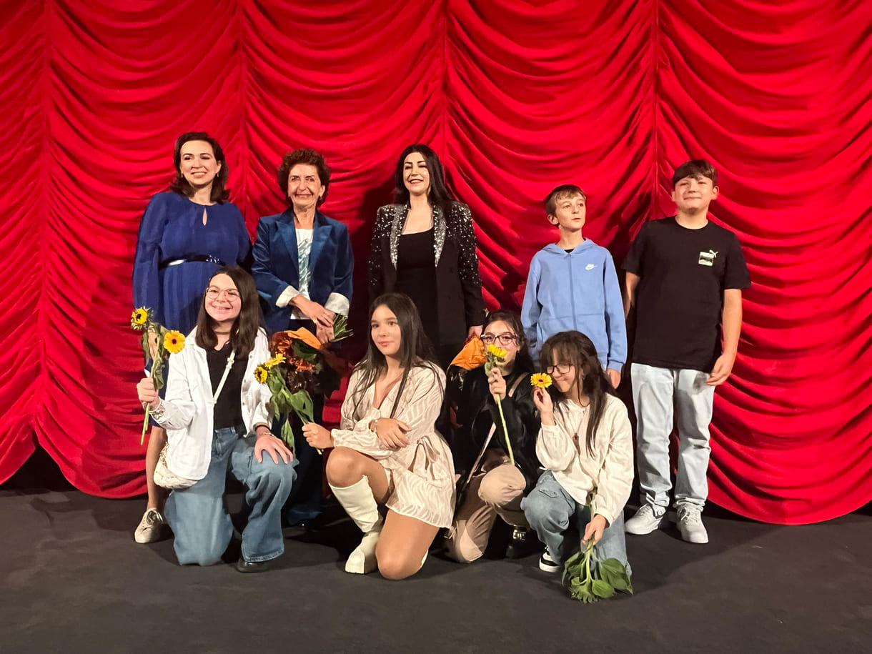 Gruppenfoto der bei der premiere anwesenden Kinder aus dem Film mit Lehrerin, Regisseurin und Justizministerin