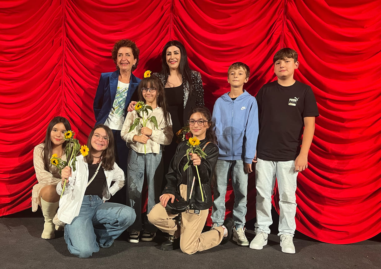 Gruppenfoto der bei der premiere anwesenden Kinder aus dem Film mit Lehrerin und der Regisseurin