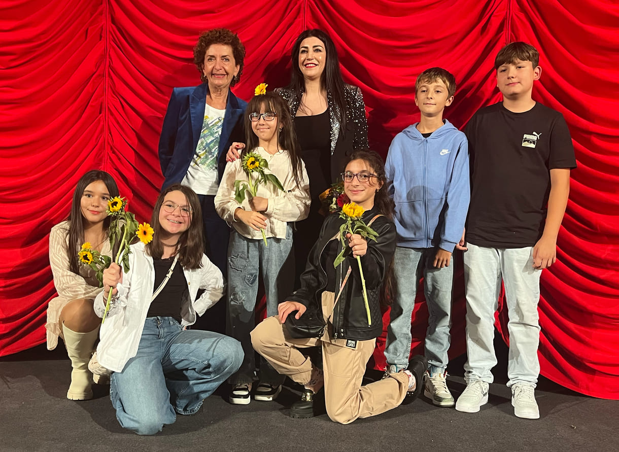 Gruppenfoto der bei der premiere anwesenden Kinder aus dem Film mit Lehrerin und der Regisseurin