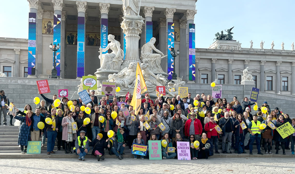 Groß-Gruppenfoto auf den Stufen vor dem Parlament