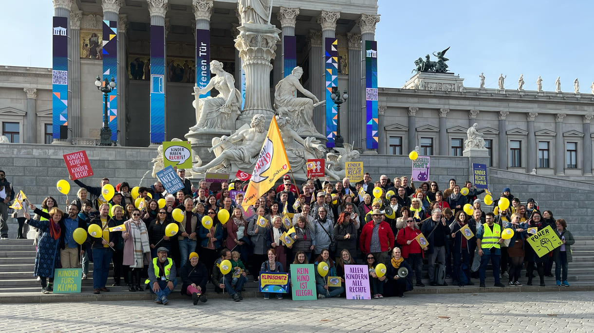 Groß-Gruppenfoto auf den Stufen vor dem Parlament