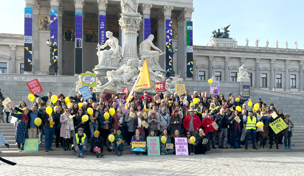 Groß-Gruppenfoto auf den Stufen vor dem Parlament