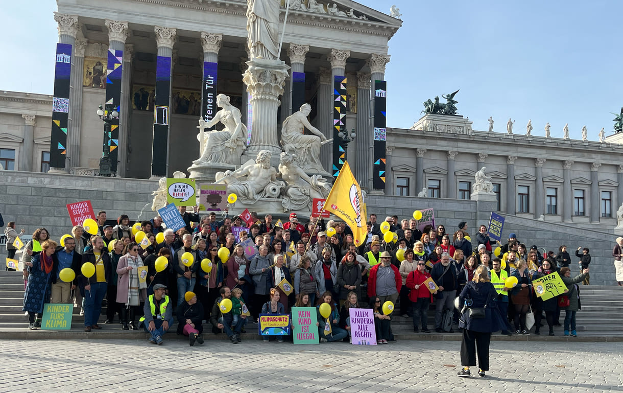 Groß-Gruppenfoto auf den Stufen vor dem Parlament