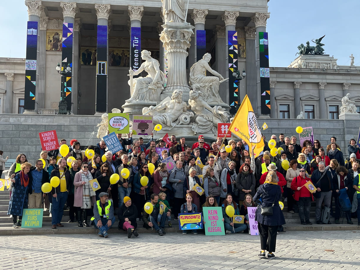 Groß-Gruppenfoto auf den Stufen vor dem Parlament