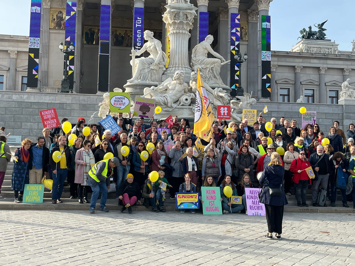 Groß-Gruppenfoto auf den Stufen vor dem Parlament