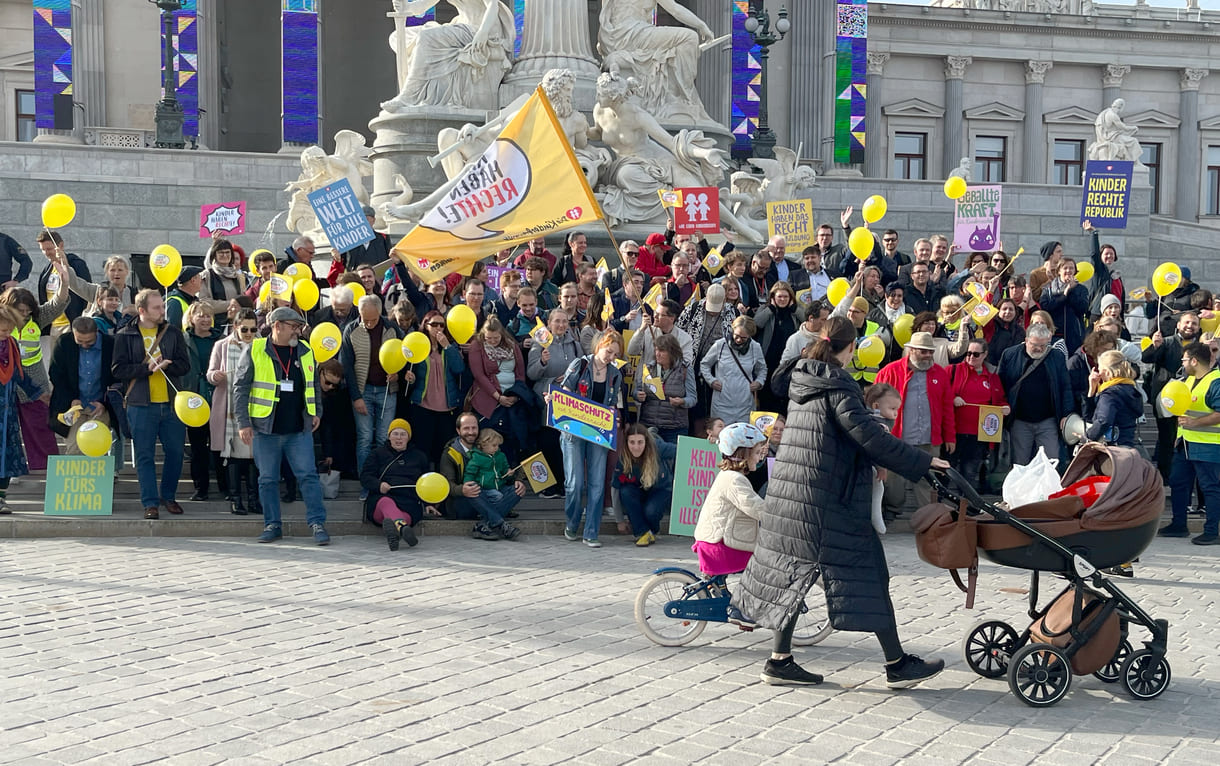 Groß-Gruppenfoto auf den Stufen vor dem Parlament