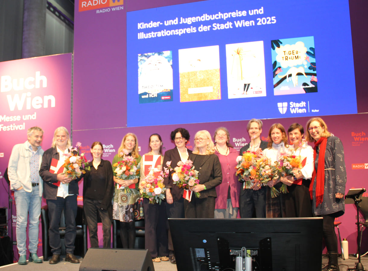 Gruppenfoto der Preisräger:innen mit Juror:innen und Stadt-Wien-Vertreterin