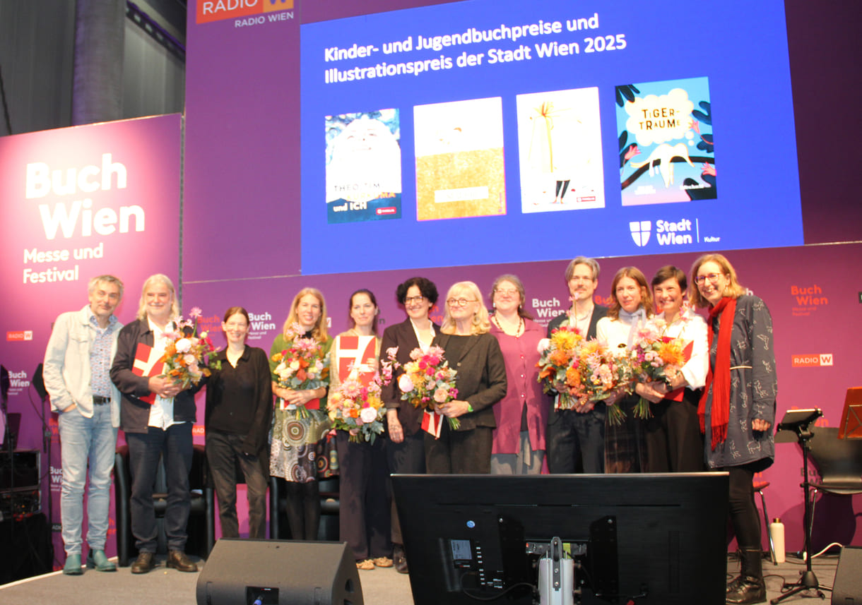 Gruppenfoto der Preisräger:innen mit Juror:innen und Stadt-Wien-Vertreterin