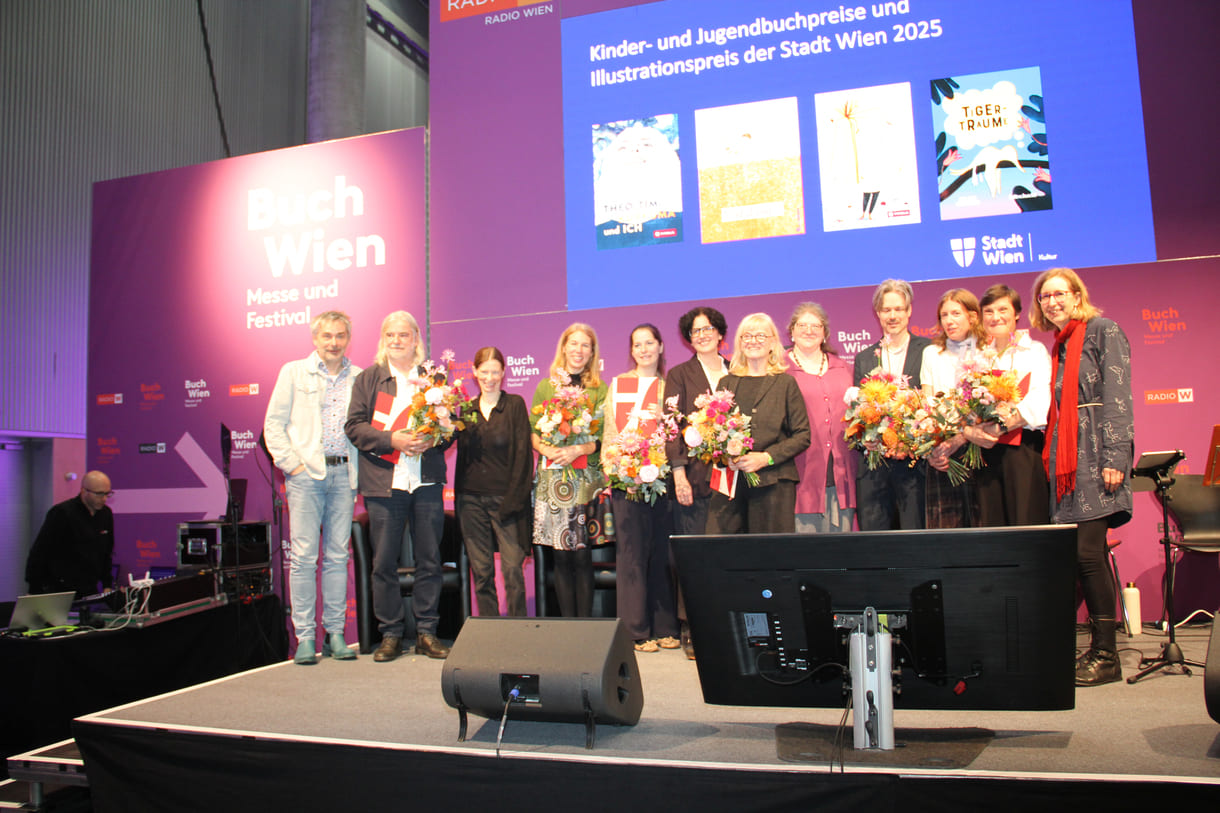Gruppenfoto der Preisräger:innen mit Juror:innen und Stadt-Wien-Vertreterin