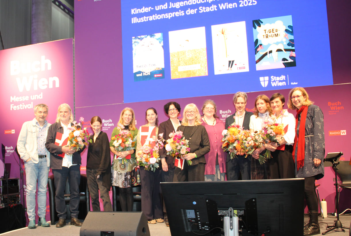 Gruppenfoto der Preisräger:innen mit Juror:innen und Stadt-Wien-Vertreterin