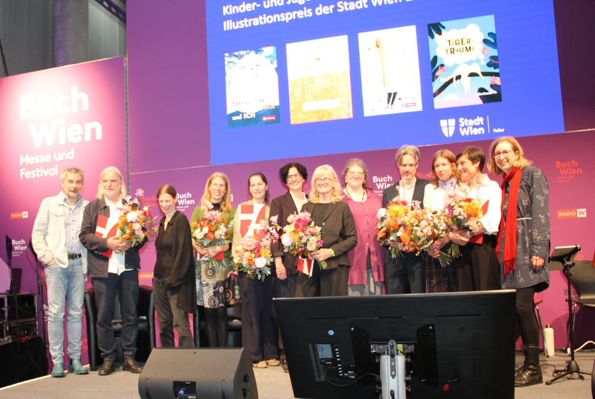 Gruppenfoto der Preisräger:innen mit Juror:innen und Stadt-Wien-Vertreterin