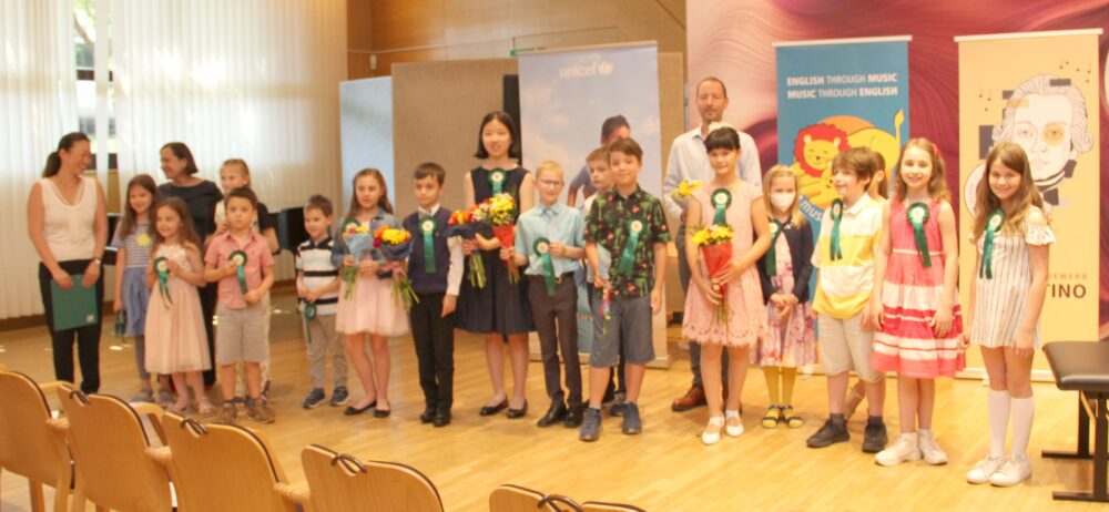 Auszeichnungen für die musizierenden Kinder und Jugendlichen am Ende des Konzerts ...