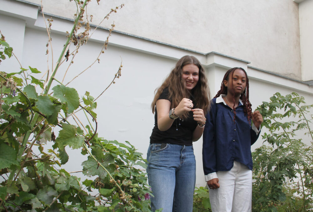 Die jugendlichen Interviewpartner:innen von KiJuKU posen im Schulhof für Fotos