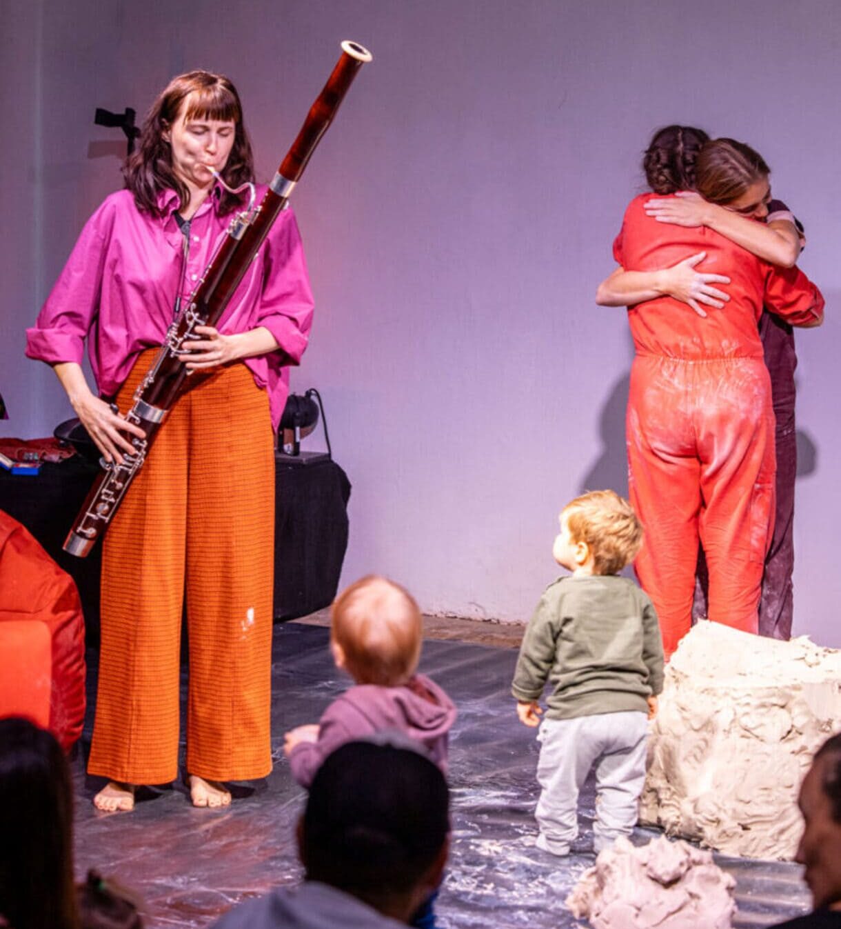 Szenenfoto aus "Hände" von theater.nuu