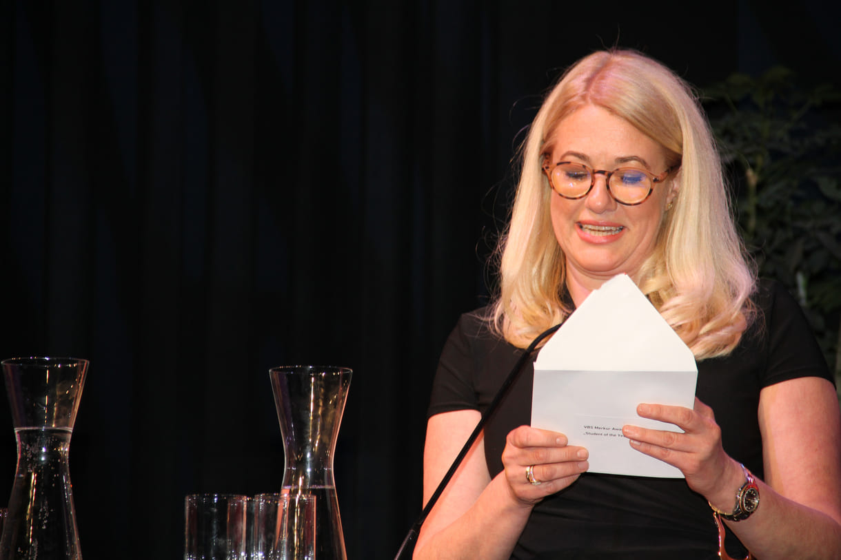HAK-Merkur-Preisträger ChristopLaudatorin für den besten HAK'ler: Erika Geier-Tschernig von der Bäckerei-Kette